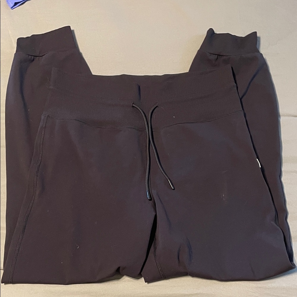Vuori Daily Joggers in black